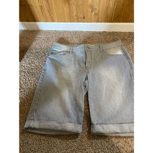 Women’s Levi’s shorts like new Blue pinstripe size 12￼